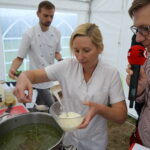 Śniadanie w ogrodzie. Potrawy przygotował Bartosz Herbuś, szef kuchni Karczmy - Izby Dobrego Smaku w Hucie Szklanej u stóp Świętego Krzyża / Kamil Król / Radio Kielce