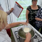 Śniadanie w ogrodzie. Potrawy przygotował Bartosz Herbuś, szef kuchni Karczmy - Izby Dobrego Smaku w Hucie Szklanej u stóp Świętego Krzyża / Kamil Król / Radio Kielce