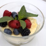 Śniadanie w ogrodzie. Potrawy przygotował Bartosz Herbuś, szef kuchni Karczmy - Izby Dobrego Smaku w Hucie Szklanej u stóp Świętego Krzyża / Kamil Król / Radio Kielce