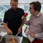 Śniadanie w ogrodzie. Potrawy przygotował Bartosz Herbuś, szef kuchni Karczmy - Izby Dobrego Smaku w Hucie Szklanej u stóp Świętego Krzyża / Kamil Król / Radio Kielce