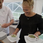 Śniadanie w ogrodzie. Potrawy przygotował Bartosz Herbuś, szef kuchni Karczmy - Izby Dobrego Smaku w Hucie Szklanej u stóp Świętego Krzyża / Kamil Król / Radio Kielce