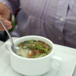 Śniadanie w ogrodzie. Potrawy przygotował Bartosz Herbuś, szef kuchni Karczmy - Izby Dobrego Smaku w Hucie Szklanej u stóp Świętego Krzyża / Kamil Król / Radio Kielce