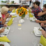 Śniadanie w ogrodzie. Potrawy przygotował Bartosz Herbuś, szef kuchni Karczmy - Izby Dobrego Smaku w Hucie Szklanej u stóp Świętego Krzyża / Kamil Król / Radio Kielce