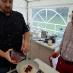 Śniadanie w ogrodzie. Potrawy przygotował Bartosz Herbuś, szef kuchni Karczmy - Izby Dobrego Smaku w Hucie Szklanej u stóp Świętego Krzyża / Kamil Król / Radio Kielce