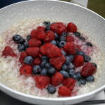 Śniadanie w ogrodzie. Potrawy przygotował Bartosz Herbuś, szef kuchni Karczmy - Izby Dobrego Smaku w Hucie Szklanej u stóp Świętego Krzyża / Kamil Król / Radio Kielce