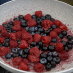 Śniadanie w ogrodzie. Potrawy przygotował Bartosz Herbuś, szef kuchni Karczmy - Izby Dobrego Smaku w Hucie Szklanej u stóp Świętego Krzyża / Kamil Król / Radio Kielce