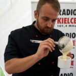 Śniadanie w ogrodzie. Potrawy przygotował Bartosz Herbuś, szef kuchni Karczmy - Izby Dobrego Smaku w Hucie Szklanej u stóp Świętego Krzyża / Kamil Król / Radio Kielce