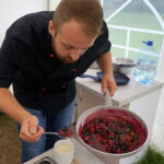 Śniadanie w ogrodzie. Potrawy przygotował Bartosz Herbuś, szef kuchni Karczmy - Izby Dobrego Smaku w Hucie Szklanej u stóp Świętego Krzyża / Kamil Król / Radio Kielce