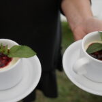 Śniadanie w ogrodzie. Potrawy przygotował Bartosz Herbuś, szef kuchni Karczmy - Izby Dobrego Smaku w Hucie Szklanej u stóp Świętego Krzyża / Kamil Król / Radio Kielce