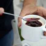 Śniadanie w ogrodzie. Potrawy przygotował Bartosz Herbuś, szef kuchni Karczmy - Izby Dobrego Smaku w Hucie Szklanej u stóp Świętego Krzyża / Kamil Król / Radio Kielce