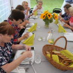 Śniadanie w ogrodzie. Potrawy przygotował Bartosz Herbuś, szef kuchni Karczmy - Izby Dobrego Smaku w Hucie Szklanej u stóp Świętego Krzyża / Kamil Król / Radio Kielce