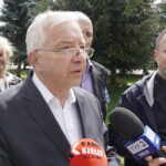 XII-wieczna kolegiata świętego Jana Chrzciciela w Skalbmierzu. Poseł PiS Krzysztof Lipiec (z lewej), ks. Marian Fatyga, proboszcz parafii (z prawej) / Wiktor Dziarmaga / Radio Kielce