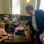 48 dzieci otrzymało „Energetyczne tornistry” wraz z wyposażeniem od spółki PGE oddział Elektrociepłownia Kielce / Iwona Murawska / Radio Kielce