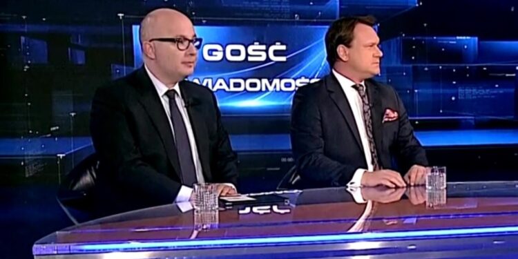 Program "Gość Wiadomości" w TVP1. Na zdjęciu (od lewej): poseł PO Robert Kropiwnicki i poseł PiS Dominik Tarczyński / screen