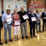 50-lecie Piłki Ręcznej w Końskich. Wręczenie odznak Związku Piłki Ręcznej w Polsce. Pierwszy z lewej: Grzegorz Budziosz - wiceprezes ZPRP i prezes ŚZPR / Rafał Szymczyk / Radio Kielce