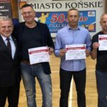 50-lecie Piłki Ręcznej w Końskich. Wręczenie odznak Związku Piłki Ręcznej w Polsce. Od lewej: Grzegorz Budziosz - wiceprezes ZPRP i prezes ŚZPR, Mirosław Leszczyński, Robert Napierała, Wojciech Skarżyński / Rafał Szymczyk / Radio Kielce