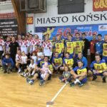 50-lecie Piłki Ręcznej w Końskich. Pamiątkowe zdjęcie drużyn KSSPR i Chrobrego / Rafał Szymczyk / Radio Kielce
