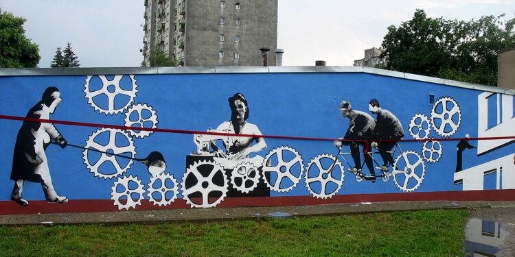 Mural autorstwa „Spóźnionych” spaja przeszłość z przyszłością. Na czterech grafikach są osoby reprezentujące najpopularniejsze zawody uprawiane w mieście / Anna Głąb / Radio Kielce