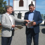 Radny Sejmiku Województwa Świętokrzyskiego Andrzej Pruś (z lewej) i wiceprzewodniczący Rady Gminy Mirzec Jan Zawisza / Anna Głąb / Radio Kielce