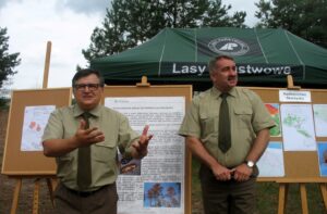 Starachowice. Konferencja ws. ataku kornika ostrozębnego. Na zdjęciu (od lewej): doktor Marek Kamola - kierownik Zespołu Ochrony Lasu w Dyrekcji Lasów Państwowych w Radomiu i nadleśniczy Zbigniew Dąbrowski / Anna Głąb / Radio Kielce