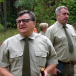 Starachowice. Konferencja ws. ataku kornika ostrozębnego. Na zdjęciu (od lewej): doktor Marek Kamola - kierownik Zespołu Ochrony Lasu w Dyrekcji Lasów Państwowych w Radomiu i nadleśniczy Zbigniew Dąbrowski / Anna Głąb / Radio Kielce