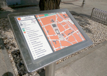 W Kielcach zamontowano mapy dla osób niewidomych. Są na nich napisy w alfabecie Braille'a, dzięki czemu osoby z dysfunkcją wzroku mogą za pomocą dotyku dowiedzieć się co ich otacza / Wiktor Dziarmaga / Radio Kielce