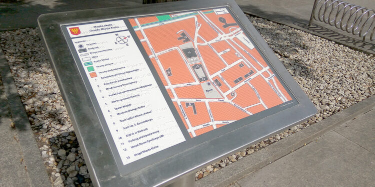 W Kielcach zamontowano mapy dla osób niewidomych. Są na nich napisy w alfabecie Braille'a, dzięki czemu osoby z dysfunkcją wzroku mogą za pomocą dotyku dowiedzieć się co ich otacza / Wiktor Dziarmaga / Radio Kielce