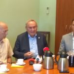 Spotkanie przedstawicieli Międzynarodowej Federacji Piłki Ręcznej z prezydentem Kielc Wojciechem Lubawskim. Od lewej: Frantisek Taborsky, Andrzej Kraśnicki, prezes ZPRP i PKOl, Sławomir Szmal, ambasador mistrzostw / Wiktor Dziarmaga / Radio Kielce