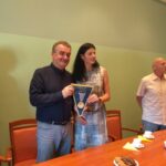 Spotkanie przedstawicieli Międzynarodowej Federacji Piłki Ręcznej z prezydentem Kielc Wojciechem Lubawskim. Na zdjęciu prezydent Kielc z Narcisą Lecușanu / Wiktor Dziarmaga / Radio Kielce