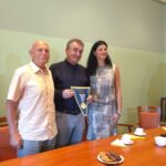 Spotkanie przedstawicieli Międzynarodowej Federacji Piłki Ręcznej z prezydentem Kielc Wojciechem Lubawskim. Od lewej: Frantisek Taborsky, Wojciech Lubawski, prezydent Kielc, Narcisa Lecușanu / Wiktor Dziarmaga / Radio Kielce