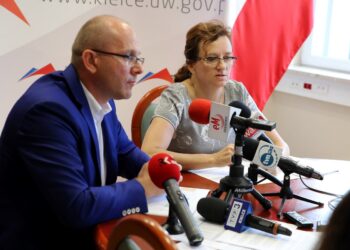 Kielce. Konferencja prasowa ws. suszy. Na zdjęciu od lewej: Jacek Sułek - pełnomocnik wojewody świętokrzyskiego do spraw usuwania skutków klęsk żywiołowych i wojewoda Agata Wojtyszek / Świętokrzyski Urząd Wojewódzki