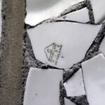 06.04.2016 Kielce. Dworzec PKS. Kawałki porcelany z Ćmielowa na ścianach. / Jarosław Kubalski / Radio Kielce