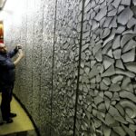 06.04.2016 Kielce. Dworzec PKS. Kawałki porcelany z Ćmielowa na ścianach. / Jarosław Kubalski / Radio Kielce