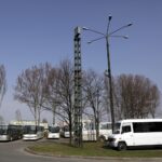 06.04.2016 Kielce. Dworzec PKS. Słup z zegarem, głośnikami i kamerą. / Jarosław Kubalski / Radio Kielce