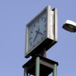06.04.2016 Kielce. Dworzec PKS. Słup z zegarem, głośnikami i kamerą. / Jarosław Kubalski / Radio Kielce