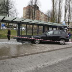 15.11.2017 Kielce. Wypadek na ulicy Grunwaldzkiej. Samochód wjechał w przystanek / Jarosław Kubalski / Radio Kielce