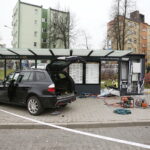 15.11.2017 Kielce. Wypadek na ulicy Grunwaldzkiej. Samochód wjechał w przystanek / Jarosław Kubalski / Radio Kielce