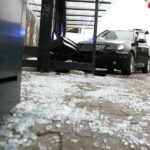 15.11.2017 Kielce. Wypadek na ulicy Grunwaldzkiej. Samochód wjechał w przystanek / Jarosław Kubalski / Radio Kielce