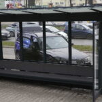 15.11.2017 Kielce. Wypadek na ulicy Grunwaldzkiej. Samochód wjechał w przystanek / Jarosław Kubalski / Radio Kielce