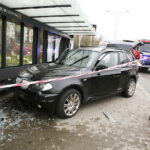 15.11.2017 Kielce. Wypadek na ulicy Grunwaldzkiej. Samochód wjechał w przystanek / Jarosław Kubalski / Radio Kielce