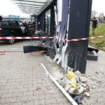 15.11.2017 Kielce. Wypadek na ulicy Grunwaldzkiej. Samochód wjechał w przystanek / Jarosław Kubalski / Radio Kielce