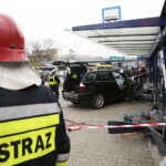 15.11.2017 Kielce. Wypadek na ulicy Grunwaldzkiej. Samochód wjechał w przystanek / Jarosław Kubalski / Radio Kielce