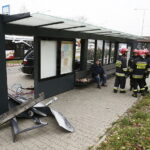 15.11.2017 Kielce. Wypadek na ulicy Grunwaldzkiej. Samochód wjechał w przystanek / Jarosław Kubalski / Radio Kielce