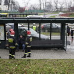 15.11.2017 Kielce. Wypadek na ulicy Grunwaldzkiej. Samochód wjechał w przystanek / Jarosław Kubalski / Radio Kielce