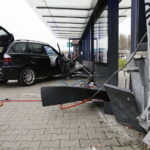 15.11.2017 Kielce. Wypadek na ulicy Grunwaldzkiej. Samochód wjechał w przystanek / Jarosław Kubalski / Radio Kielce