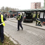 15.11.2017 Kielce. Wypadek na ulicy Grunwaldzkiej. Samochód wjechał w przystanek / Jarosław Kubalski / Radio Kielce