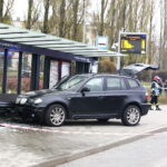 15.11.2017 Kielce. Wypadek na ulicy Grunwaldzkiej. Samochód wjechał w przystanek / Jarosław Kubalski / Radio Kielce