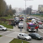 15.11.2017 Kielce. Wypadek na ulicy Grunwaldzkiej. Samochód wjechał w przystanek / Jarosław Kubalski / Radio Kielce