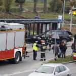15.11.2017 Kielce. Wypadek na ulicy Grunwaldzkiej. Samochód wjechał w przystanek / Jarosław Kubalski / Radio Kielce