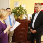 13.06.2018 Skarżysko - Kamienna. Poseł Anna Krupka przeprowadziła kontrolę społeczną w urzędzie miasta. Poseł Anna Krupka, radny Mariusz Bodo i wiceprezydent miasta Krzysztof Myszka / Jarosław Kubalski / Radio Kielce